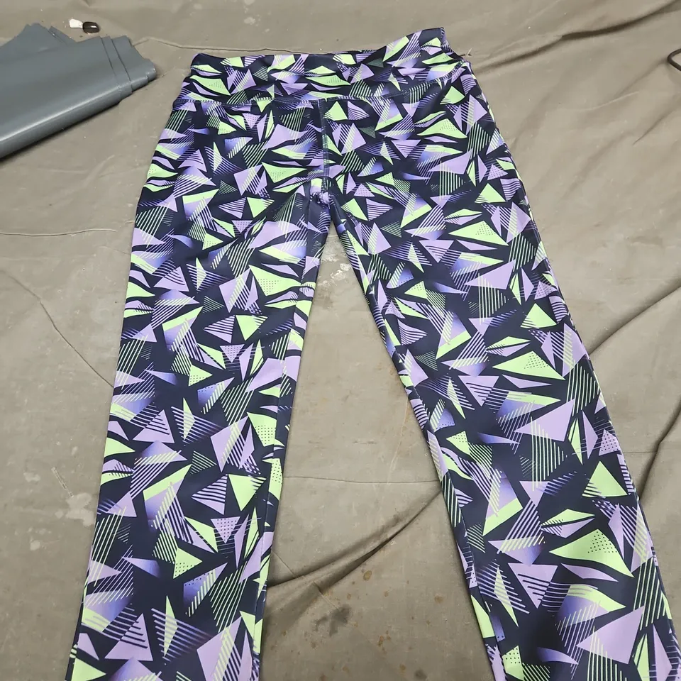 BOX OF APPROXIMATELY 15 ASSORTED CLOTHING ITEMS TO INCLUDE: MULTICOLOURED LEGGINGS 