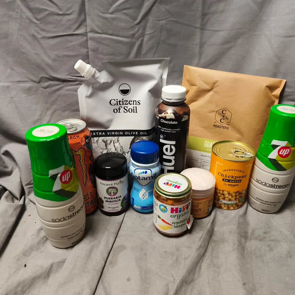 APPROXIMATELY 15 ASSORTED FOOD & DRINK ITEMS TO INCLUDE HUEL CHOCOLATE DRINK, 7UP SODASTREAM, CITIZENS OF SOIL VIRGIN OLIVE OIL, ETC - COLLECTION ONLY