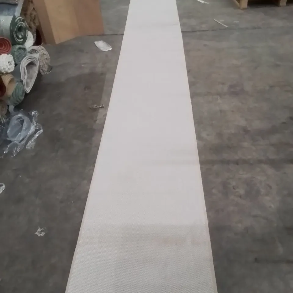 QUALITY DESIGNER AREA RUG - APPROXIMATELY 600X60CM