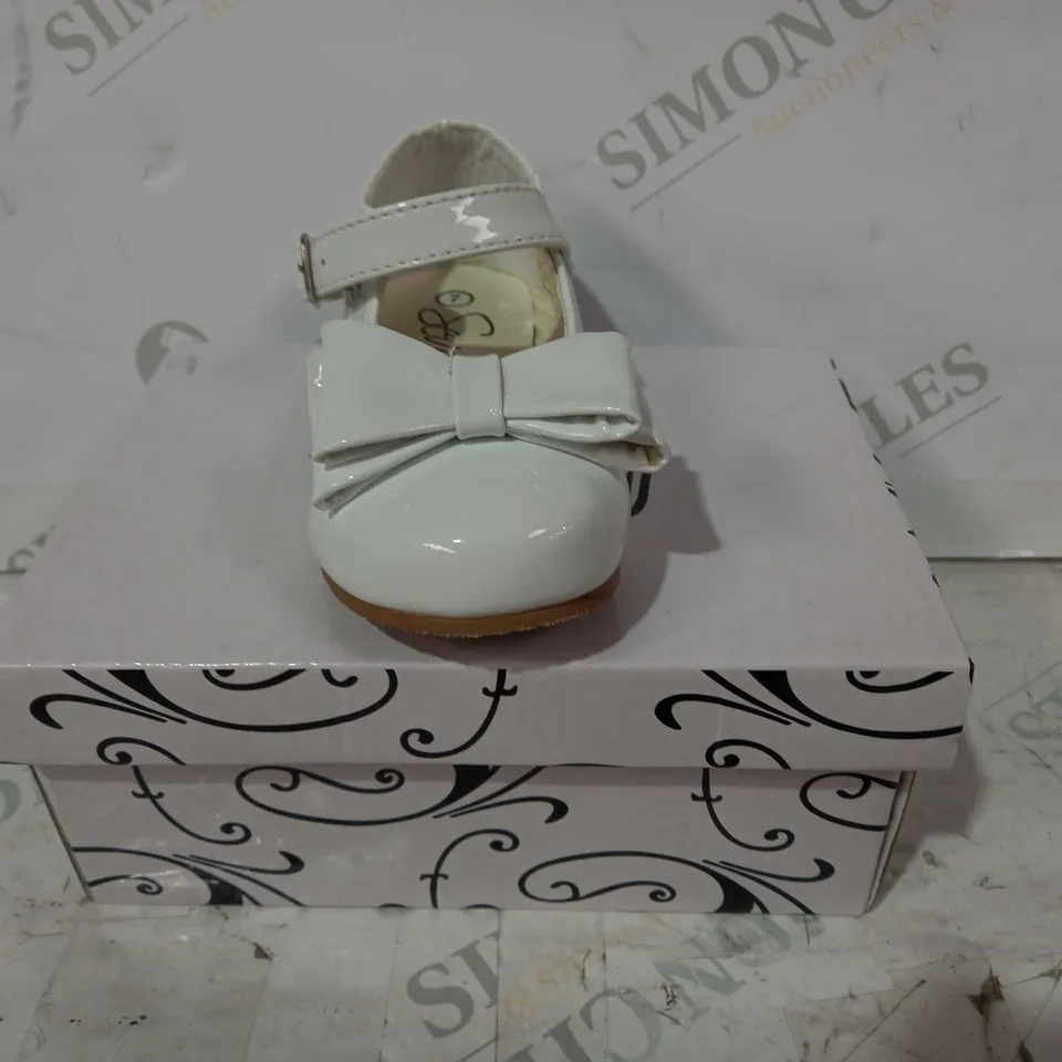BOXED PAIR OF SEVVA CHILDREN'S BOW SHOES IN WHITE SIZE 7