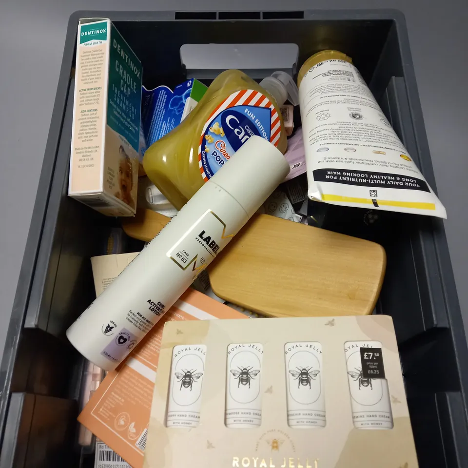 LOT OF APPROXIMATELY 20 COSMETICS ITEMS TO INCLUDE HAIR CARE , HAND CREAM , MATT PASTE ETC  