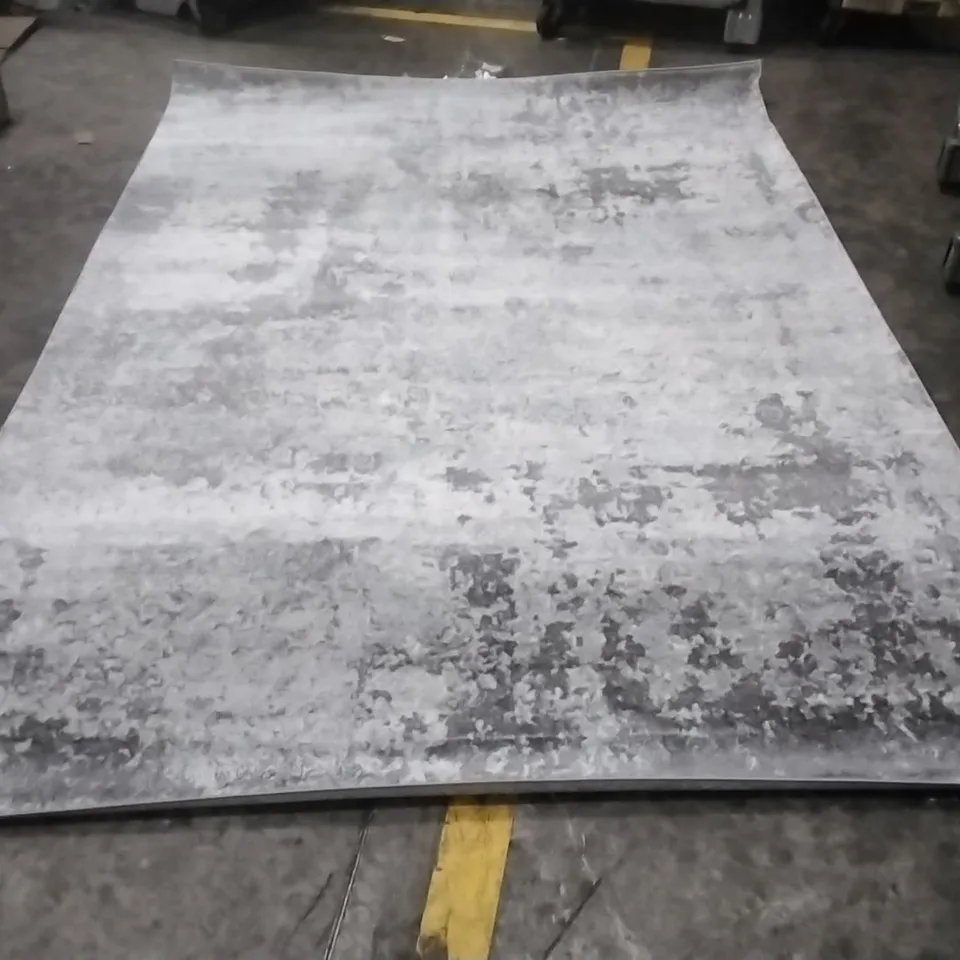 ORIENTAL AREA RUG APPROXIMATELY 200X275CM