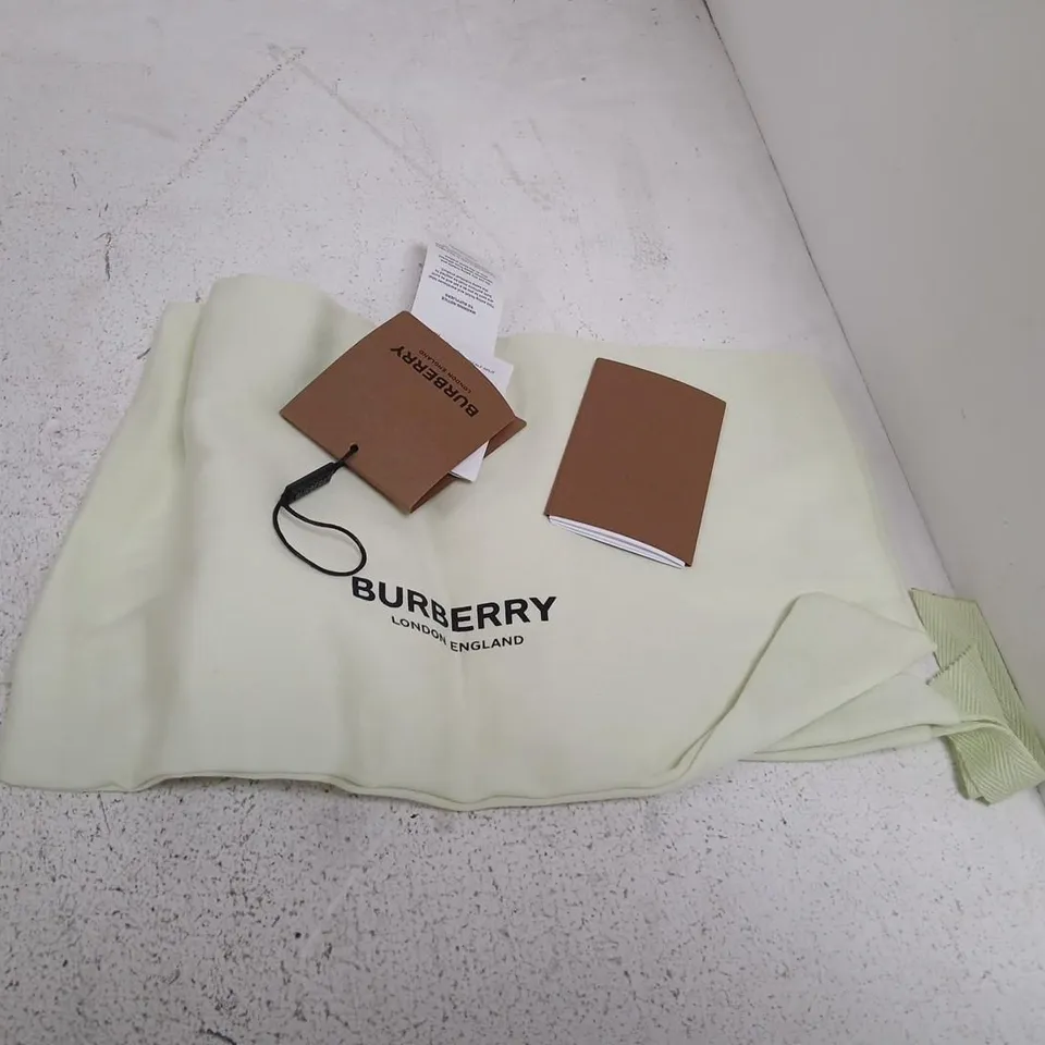 BURBERRY WHITE LOW-TOP SNEAKERS – UK 5 (EUR 38)