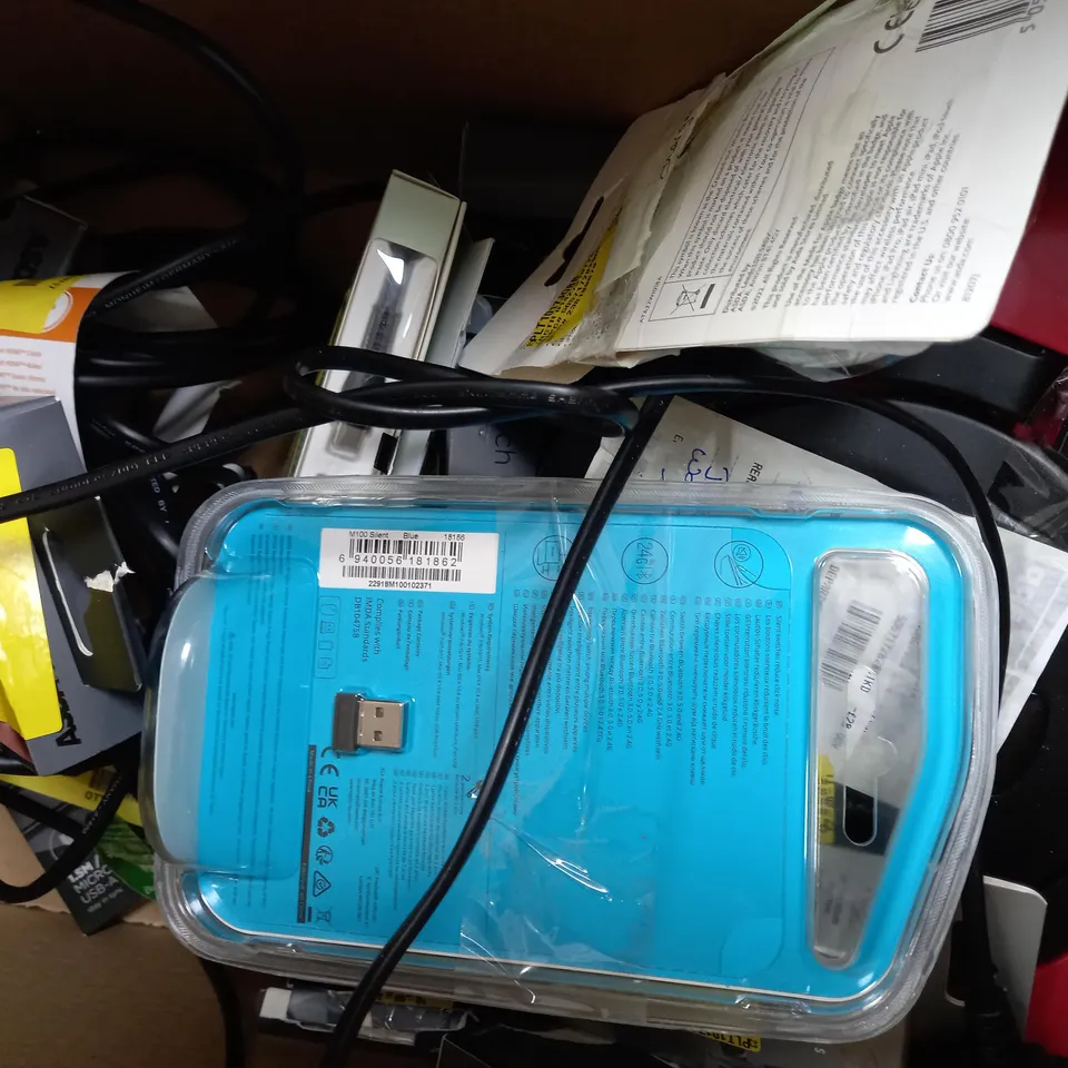 APPROXIMATELY 20 ASSORTED ITEMS TO INCLUDE WIRED HEADPHONES, DAB+ RADIO, HDTV INDOOR AERIAL ETC. 