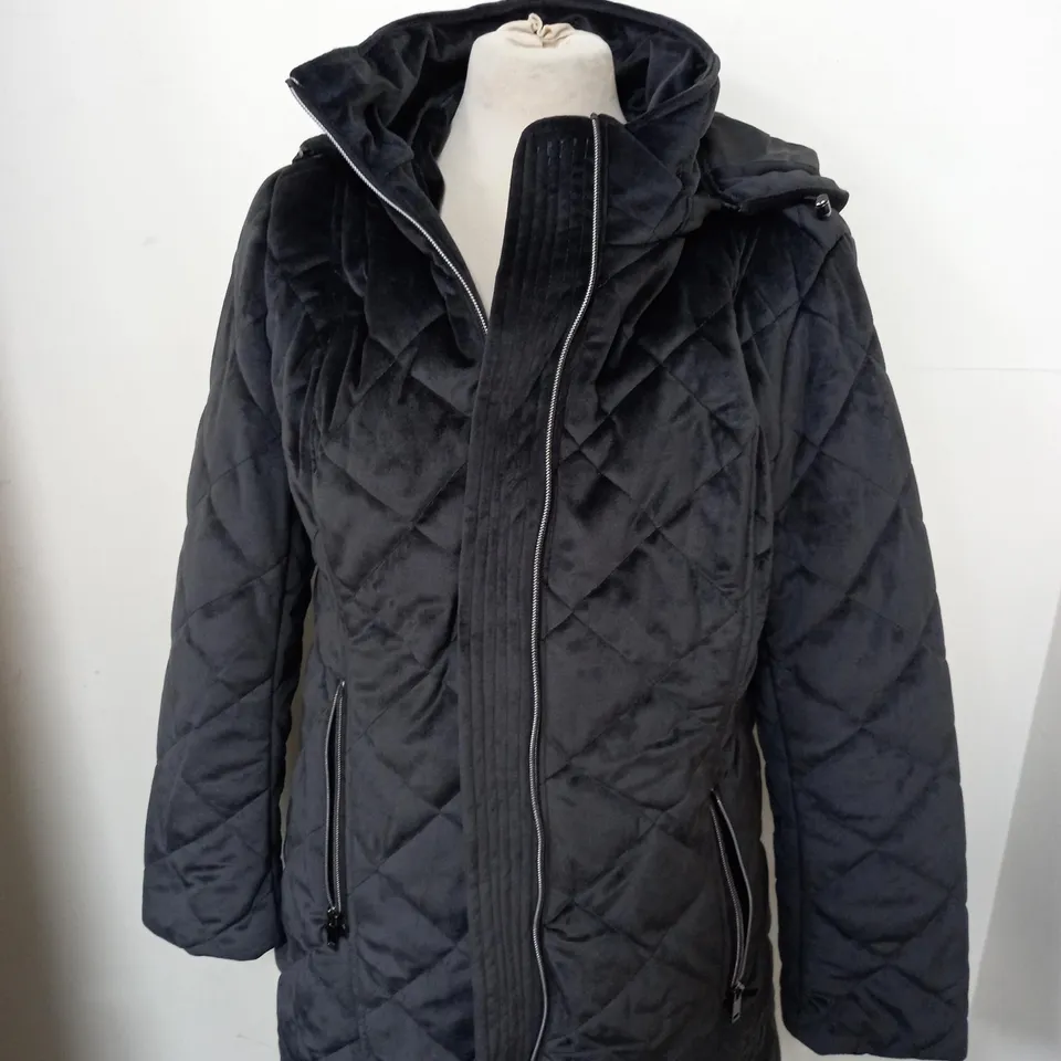 APPROXIMATELY 10 ITEMS OF ASSORTED WOMEN CLOTHING TO INCLUDE ONJENU DRESS, BADGLEY MISCHKA COAT IN SIZE M, CENTIGRADE HOODED JACKET IN SIZE M 