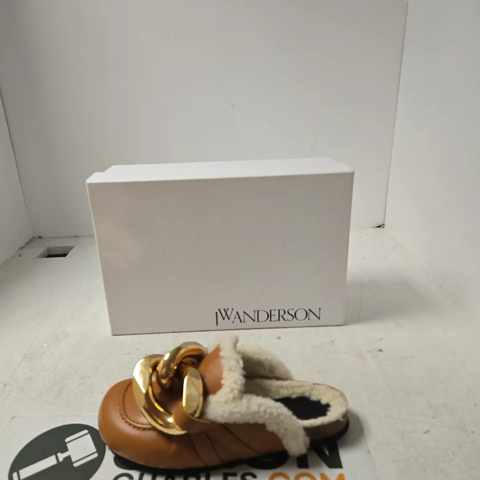 JW ANDERSON BROWN LEATHER SANDALS WITH SHEARLING LINING AND GOLD CHAIN – BOXED - EUR 39 