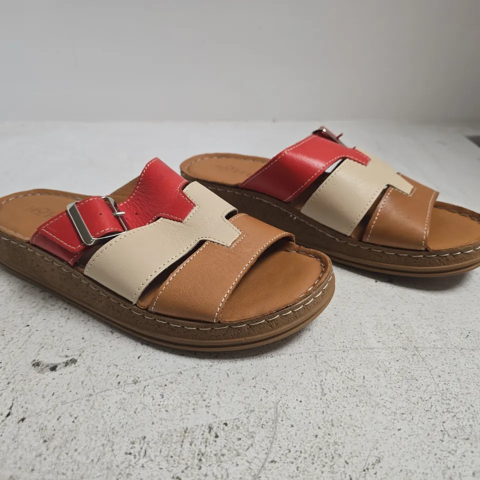 BOXED PAIR OF HOTTER OPEN TOE SANDALS IN TAN/CREAM/RED SIZE 6
