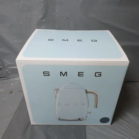 SMEG RETRO LOOK KETTLE IN GREY