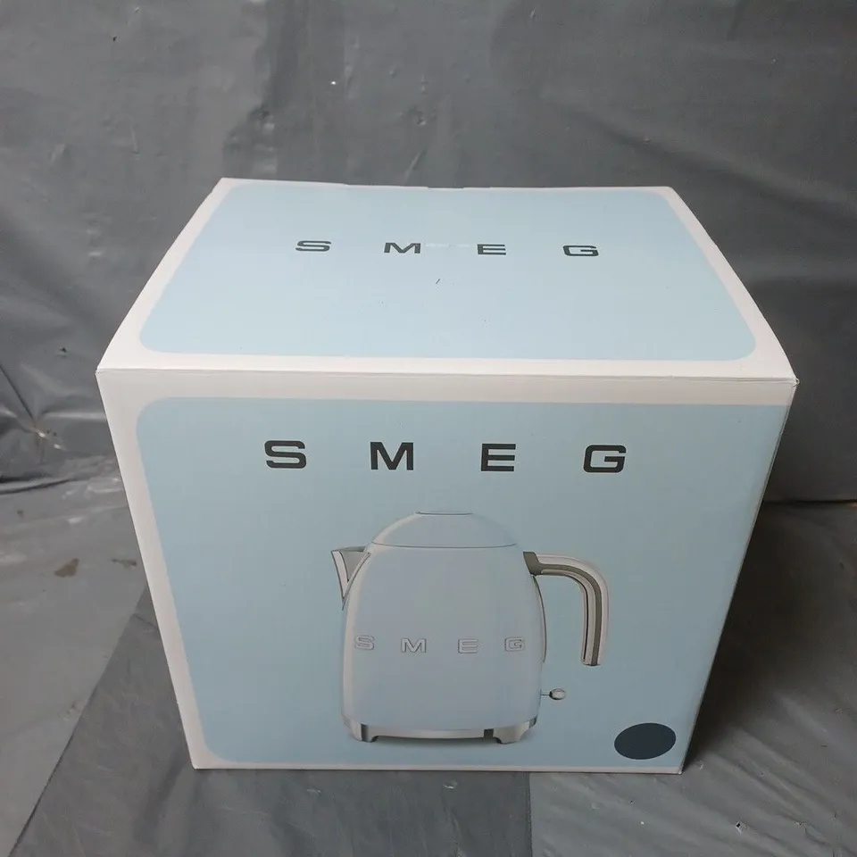 SMEG RETRO LOOK KETTLE IN GREY
