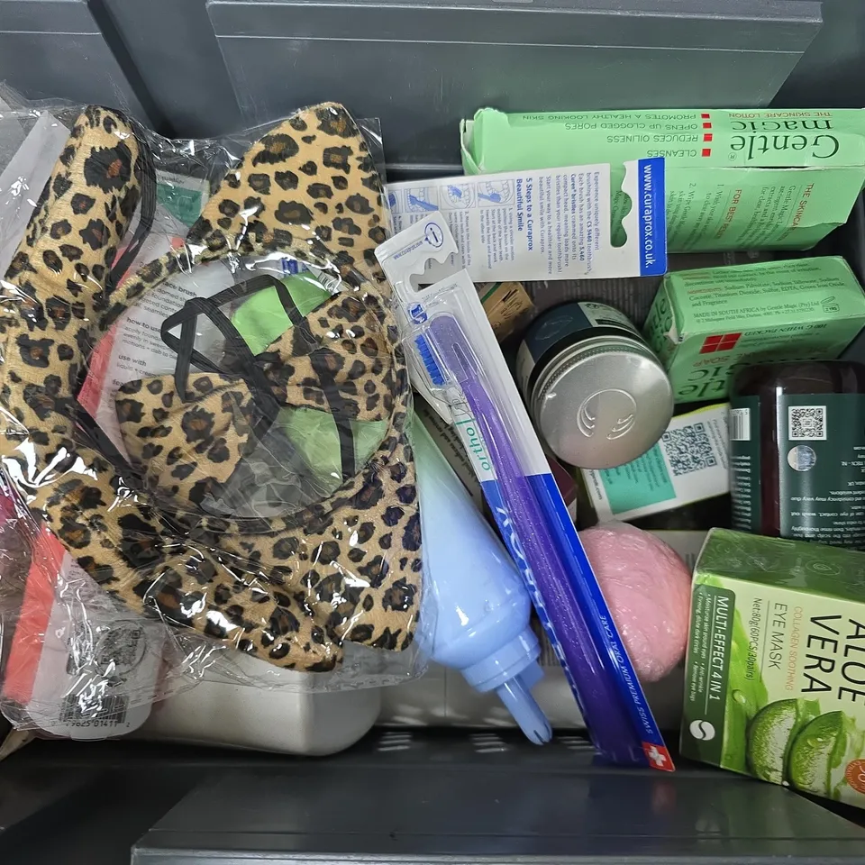 APPROXIMATELY 15 ASSORTED HEALTH & BEAUTY PRODUCTS TO INCLUDE DISCOVER COOL VETIVER EAU DE TOILETTE, WYPE REFILL, OGX COCONUT CURLS, ETC - COLLECTION ONLY