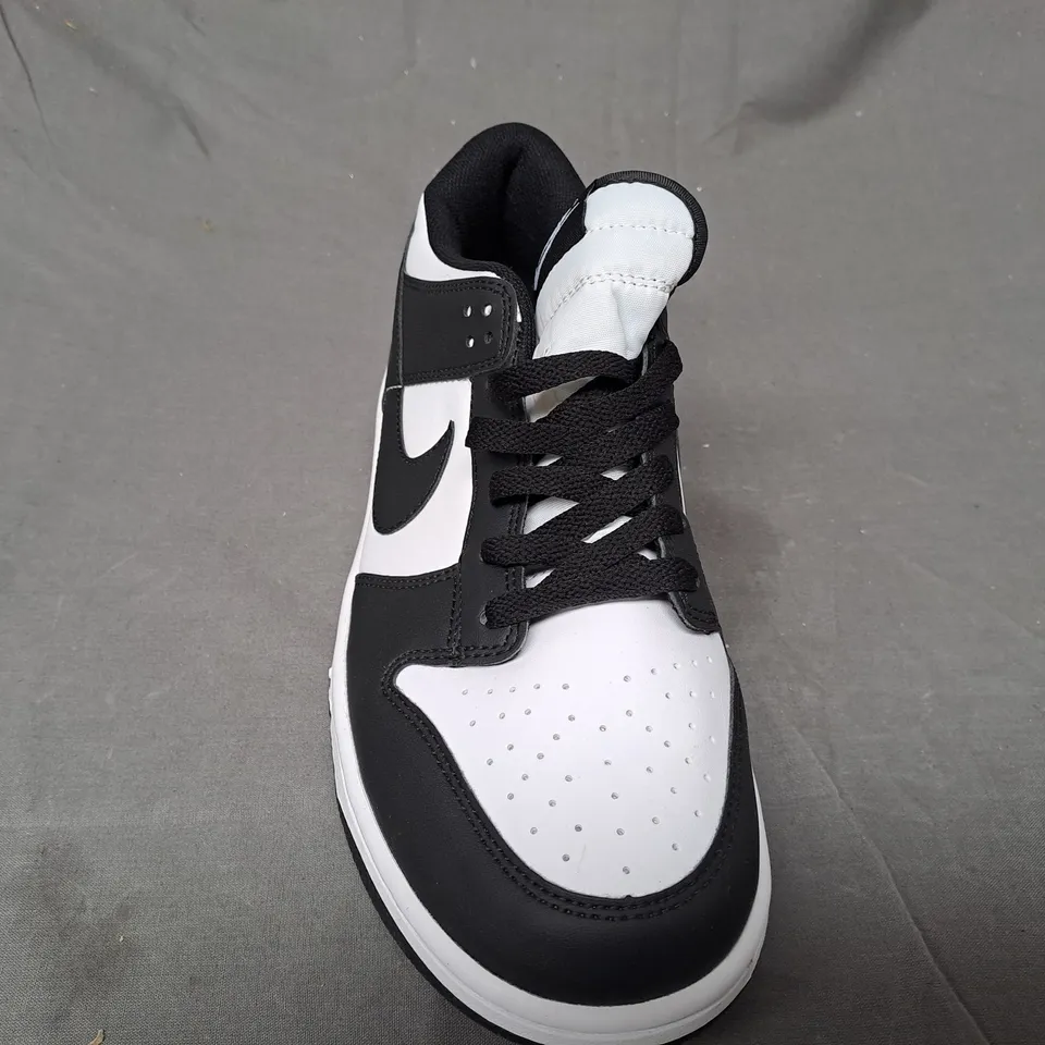 PAIR OF NIKE TRAINERS IN BLACK/WHITE UK SIZE 8.5