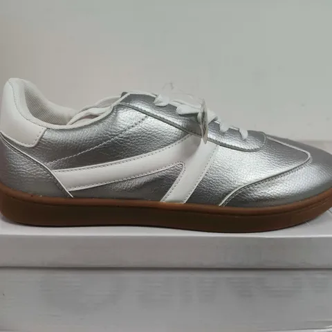 BOXED PAIR OF URBAN JACKS MATISE SILVER SNEAKERS UK 8
