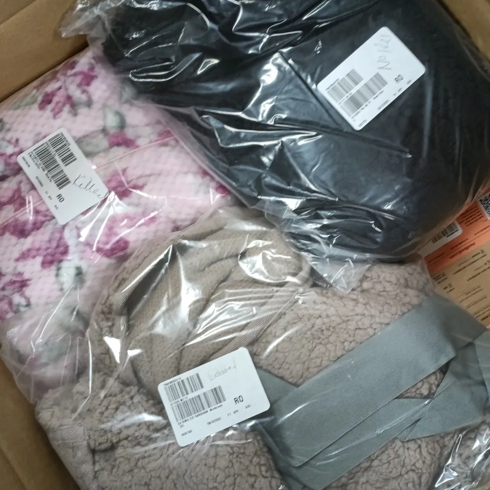 APPROXIMATELY 20 ASSORTED CLOTHING ITEMS IN VARIOUS SIZES, COLOURS & STYLES TO INCLUDE BRANDS SUCH AS FRANK USHER, JOGGI, COZEE HOME, , ETC - COLLECTION ONLY
