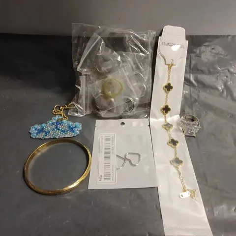 APPROXIMATELY 15 ASSORTED JEWELLERY ITEMS TO INCLUDE - RING , BRACELET , EARRINGS ETC