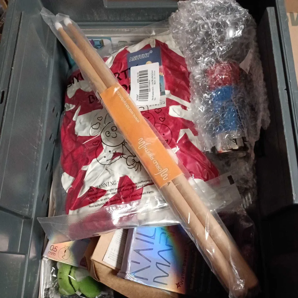 LARGE QUANTITY OF ASSORTED TOYS AND GAMES TO INCLUDE - NAIL ART KIT, BALLOONS & PUZZLE CUBE GAME ETC 