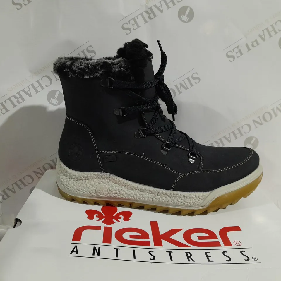 BOXED PAIR OF RIEKER WATER RESISTANT WARM LINED HIKING BOOTS IN NAVY - SIZE 7.5