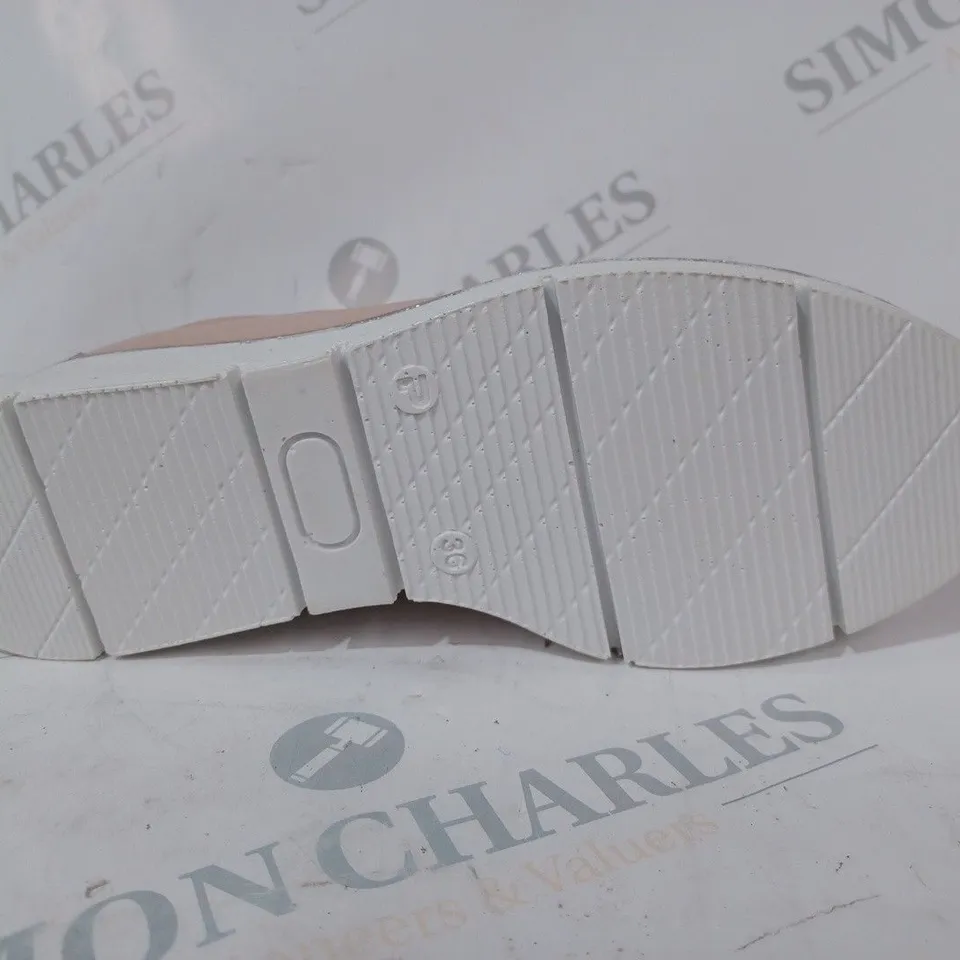 BOXED PAIR OF MODA IN PELLE GENE TRAINERS IN SALMON PINK SIZE 3