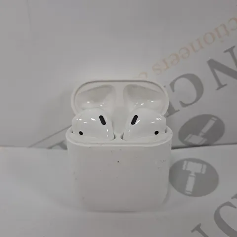 APPLE AIRPODS IN WHITE WITH CHARGING CASE