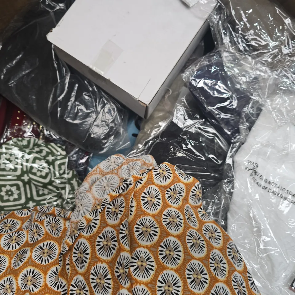 BOX OF APPROXIMATELY 20 ASSORTED HOUSEHOLD ITEMS TO INCLUDE CLOTHING IN VARIOUS STYLES AND SIZES, ETC