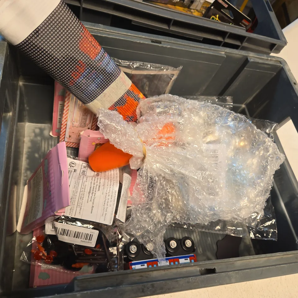 LARGE QUANTITY OF TOYS AND ACCESSORIES TO INCLUDE; WOODEN TOYS, DOCTOR SQUISH GLOW IT, LINK AND SQUEAK ANIMAL CRINKLE BOOK AND ZHU ZHU AQUARIUM 