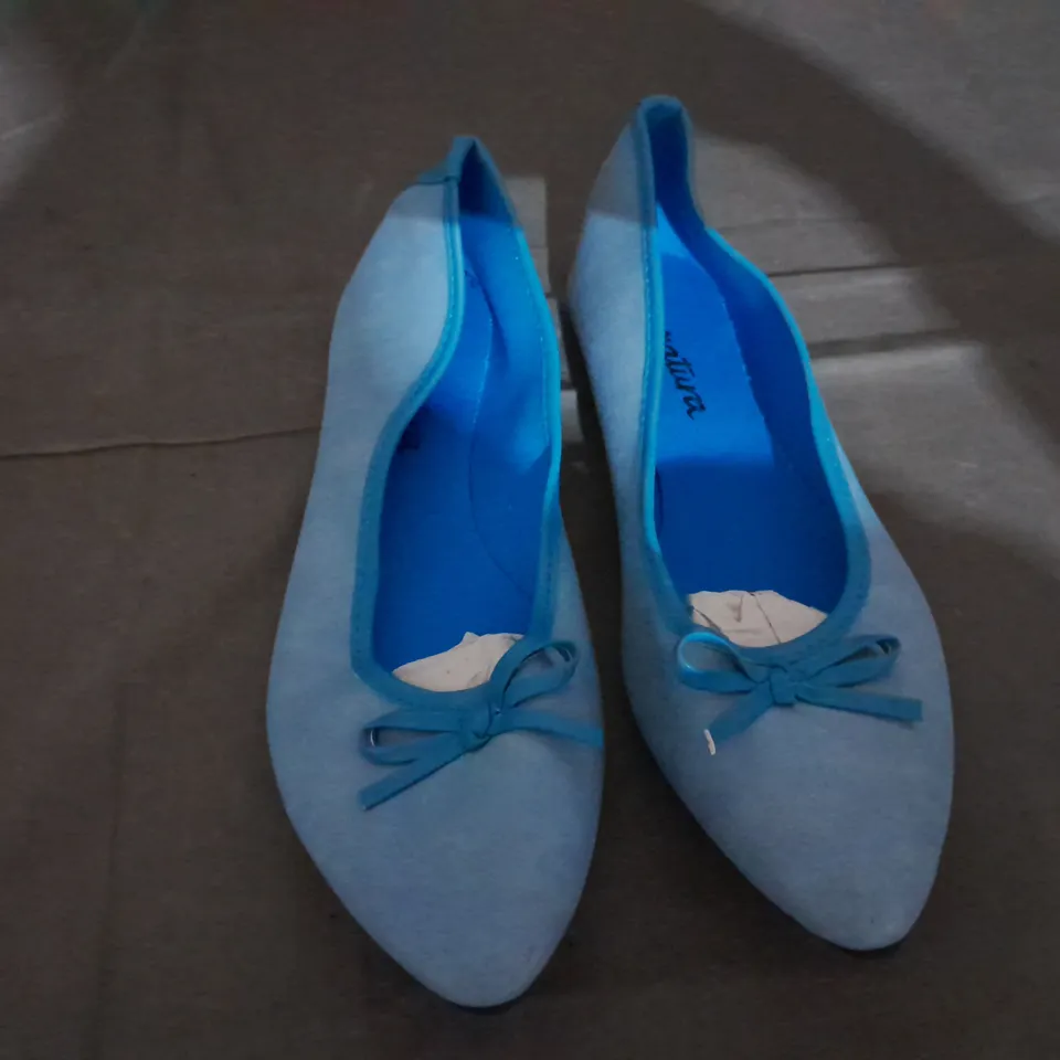 APPROXIMATELY 10 PAIRS OF FLAT SLIP ON SHOES SIZE 39EU 