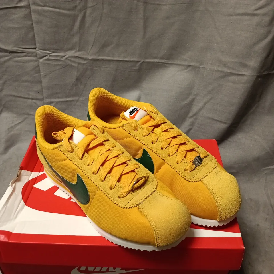 NIKE SNEAKERS – YELLOW/ORANGE WITH GREEN SWOOSH SIZE 7.5 BOXED