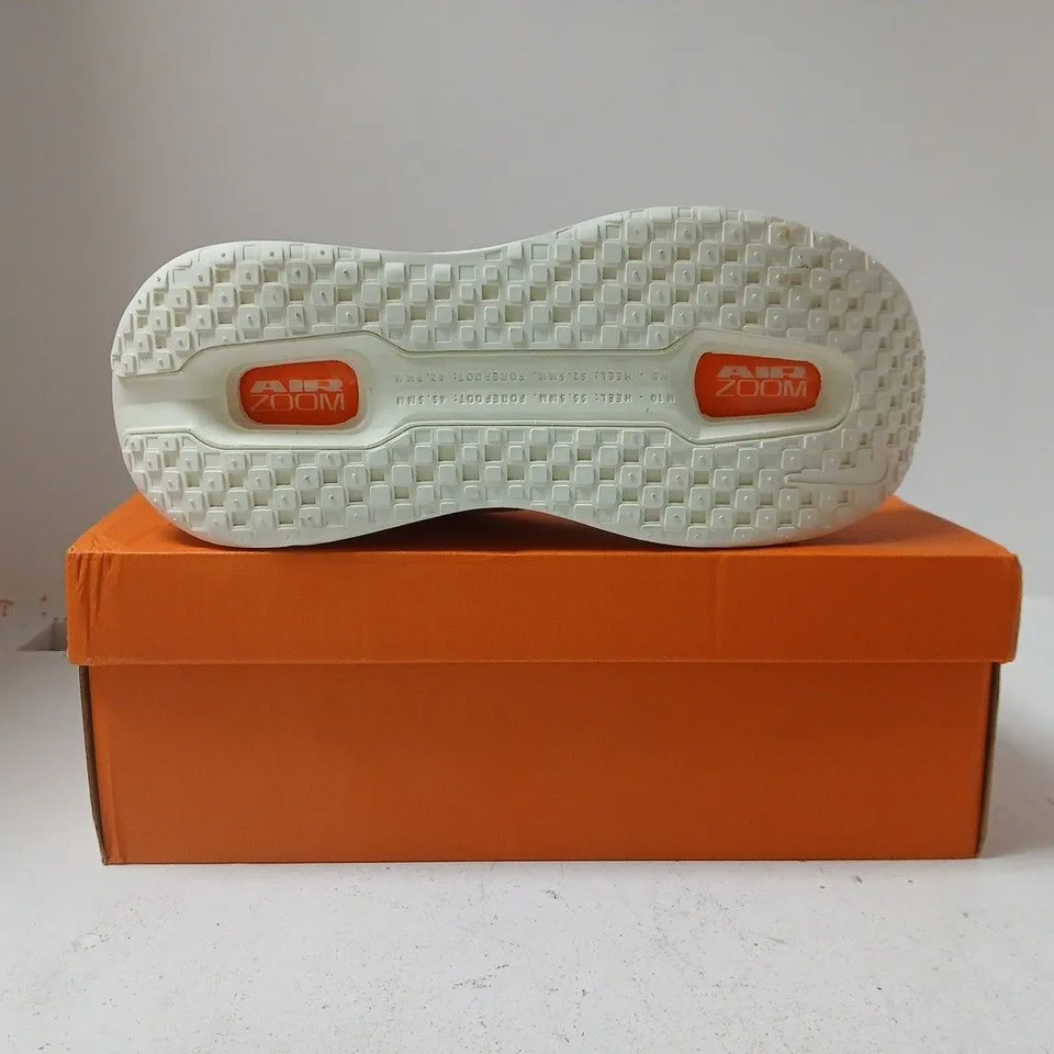 BOXED PAIR OF NIE VOMERO PREMIUM TRAINERS N SAIL/BLACK/COCONUT MILK SIZE UK 10