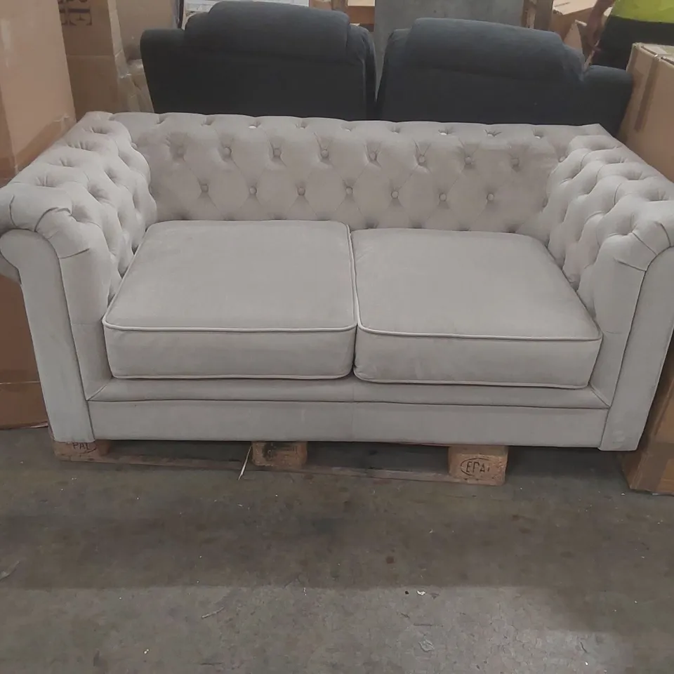 QUALITY DESIGNER VELVET UPHOLSTERED CHESTERFIELD 2-SEATER SOFA