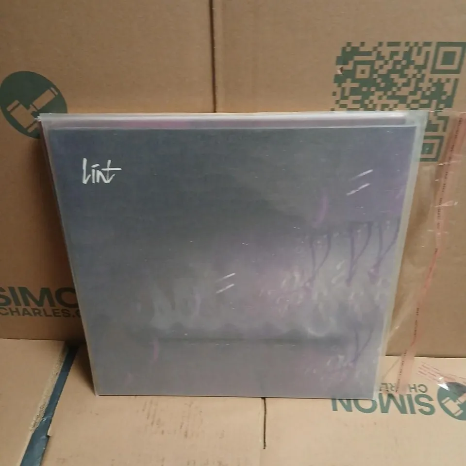 LOT OF APPROXIMATELY 10 ASSORTED VINYL LPS – MIXED ARTISTS (THE SIRENS OF TITAN: APOCALYPSE SESSIONS; LISA RONSON: EMPERORS OF MEDIEVAL JAPAN)