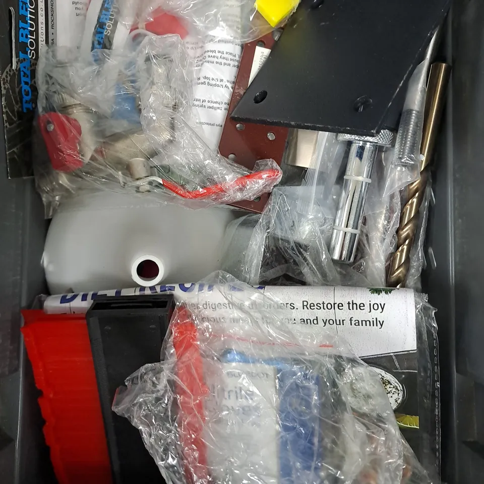 APPROXIMATELY 15 ASSORTED HOUSEHOLD ITEMS TO INCLUDE TRIMMER HEAD, SPRAY NOZZLE, CABLE STRIPPER ETC  