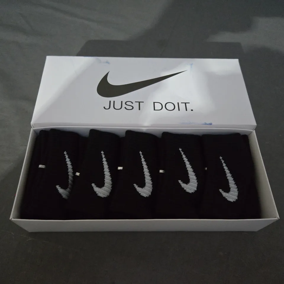 PACK OF 5 BLACK NIKE SOCKS - SIZE UNSPECIFIED