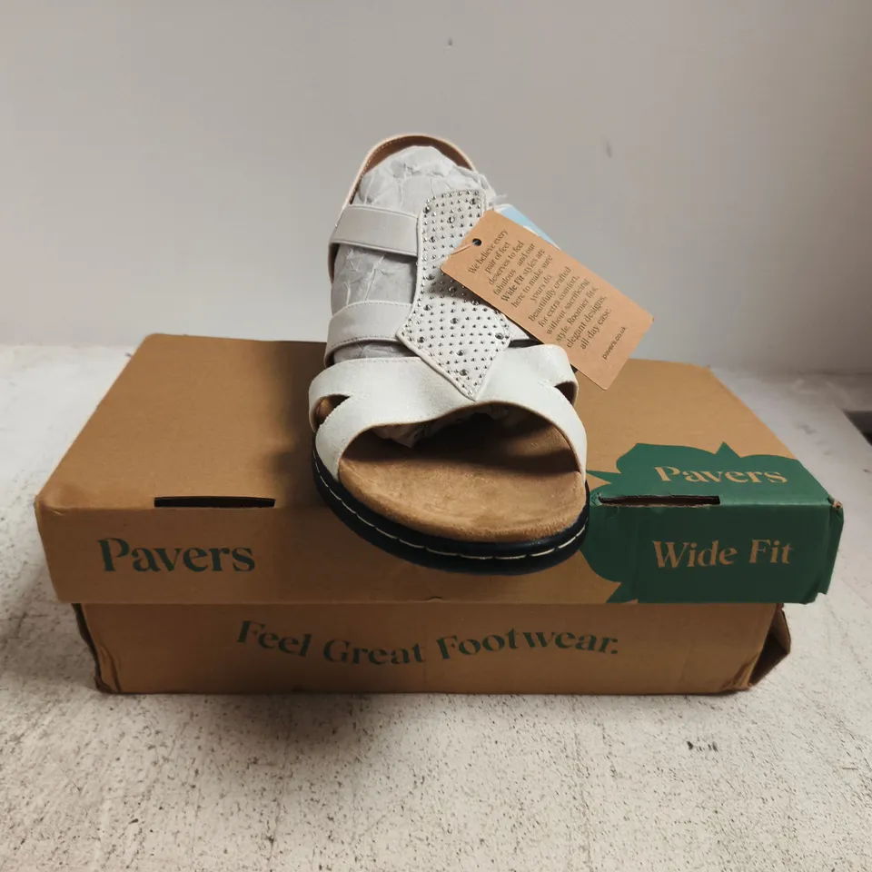 BOXED PAIR OF PAVERS OPEN TOE SANDALS IN WHITE SIZE 6