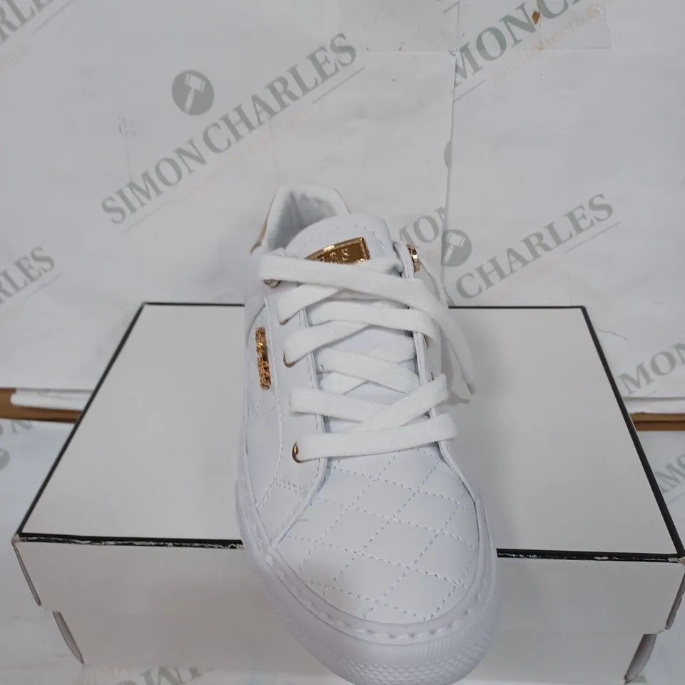 BOXED PAIR OF GUESS LOVEN WHITE TRAINERS - WHITE & GOLD / SIZE: 7.5M UK 
