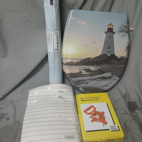 APPROXIMATELY 15 ASSORTED HOUSEHOLD PRODUCTS TO INCLUDE TOILET SEAT, 50 FIBERGLASS MEASURING TAPE, WALL STICKERS, ETC - COLLECTION ONLY