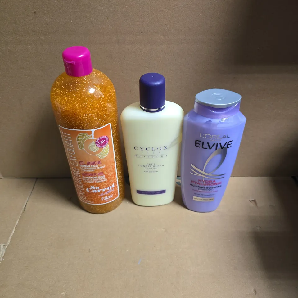 APPROXIMATELY 15 ASSORTED HEALTH & BEAUTY PRODUCTS TO INCLUDE CYCLAX 1896 LOTION, L'OREAL ELVIVE HYDRA HYALURONIC SHAMPOO, SO CARROT SHOWER GEL ETC - COLLECTION ONLY