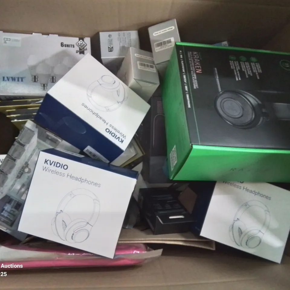 BOX CONTAINING LARGE AMOUNT OF BOXED ELECTRICAL ITEMS TO INCLUDE: HEADPHONES, SONY FM RADIO, PHONE SCREEN PROTECTORS, VARIOUS LIGHT BULBS AND LOTS MORE.