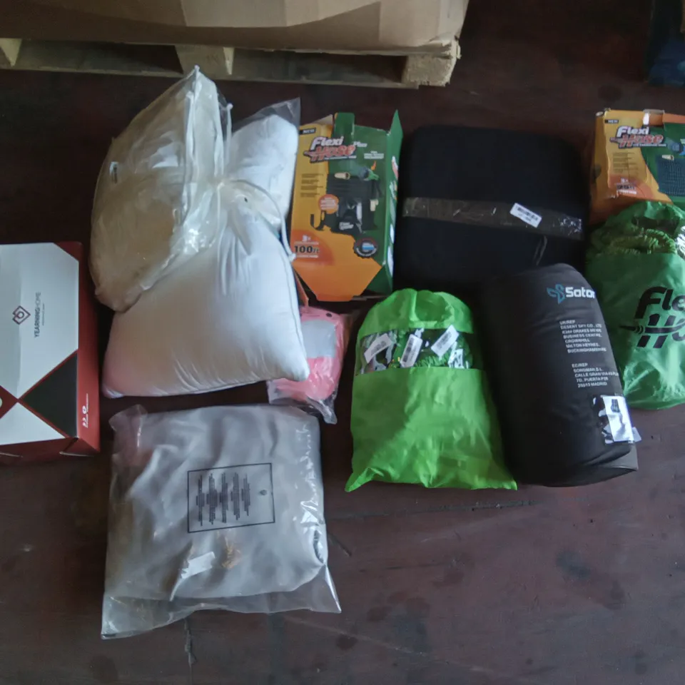 PALLET OF ASSORTED ITEMS INCLUDING FLEXI HOSE, YEARNING HOME, SEAT CUSHION, BAGGED PILLOWS, SOTOR LUMBAR PILLOW CUSHION 