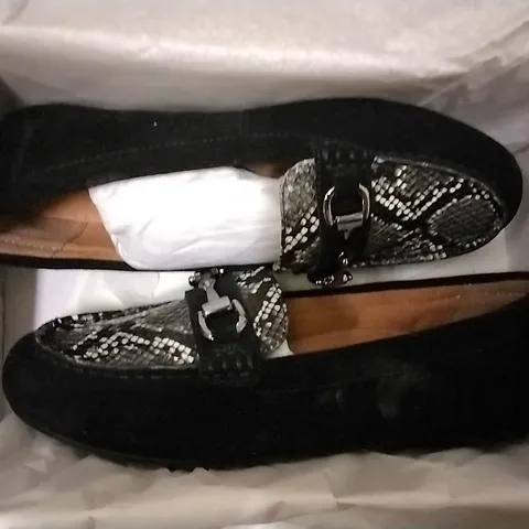 3 SHOE BOXES OF VIONIC SHOES INCLUDING 2 × FELICITY LIV METALLIC ANKLE BOOTS BLACK SIZE 4, HONOR DAYNA LOAFERS BLACK SIZE 7