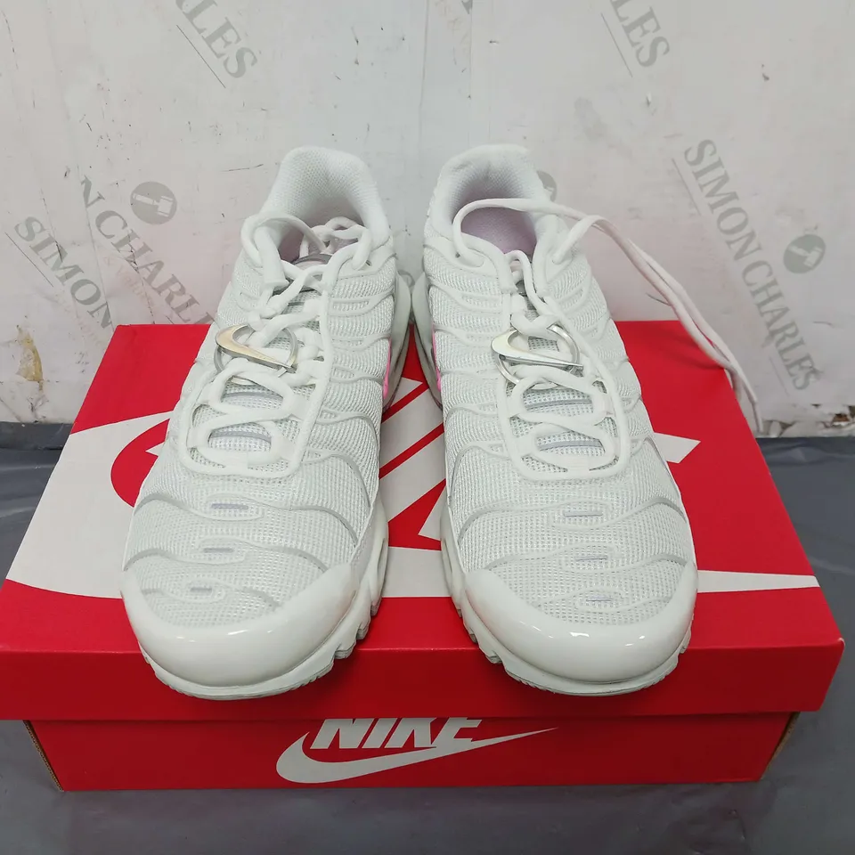 BOXED PAIR OF WOMENS NIKE AIR MAX PLUS TRAINERS SIZE 8