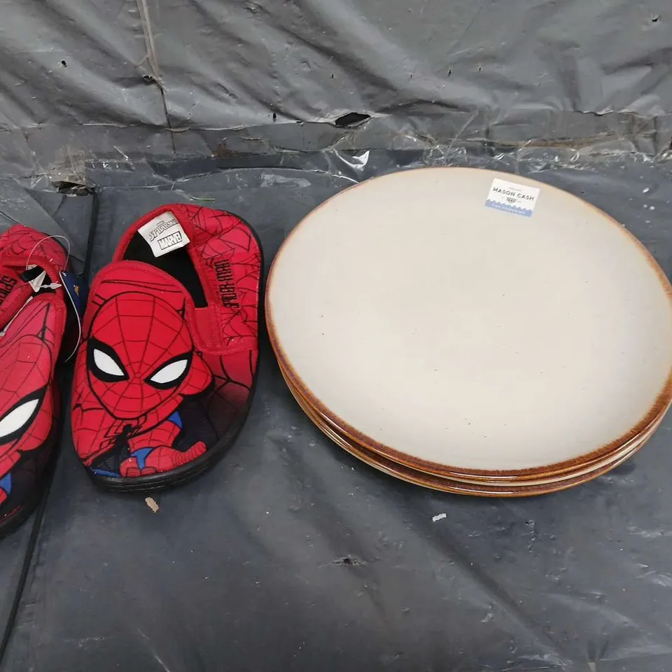 APPROXIMATELY 3 HOUSEHOLD ITEMS TO INCLUDE SPIDERMAN SLIPPERS AND 4 DINNER PLATES - COLLECTION ONLY