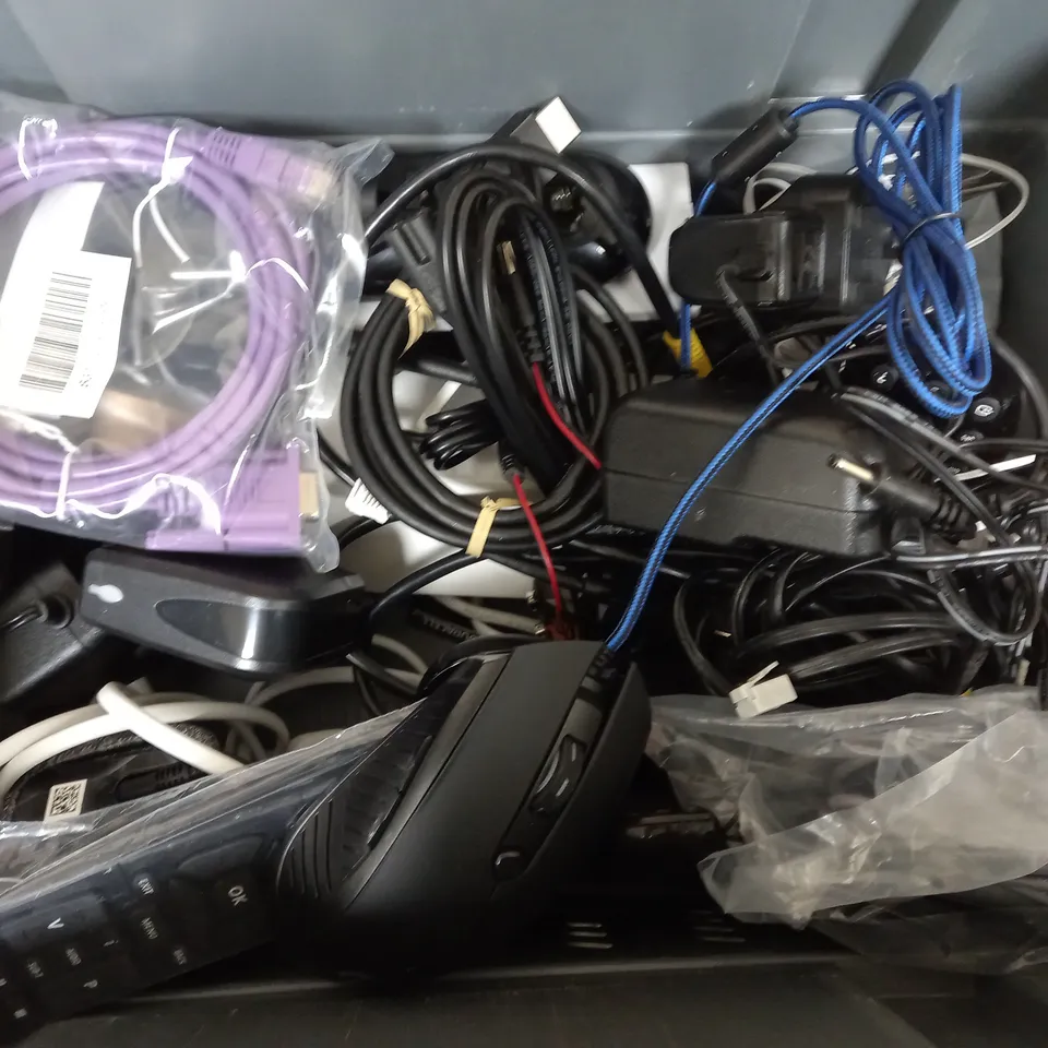 BOX OF APPROXIMATELY 10 ASSORTED ITEMS TO INCLUDE - SKY REMOTE , SIGNAL EXPERT , SKY EM150 ETC