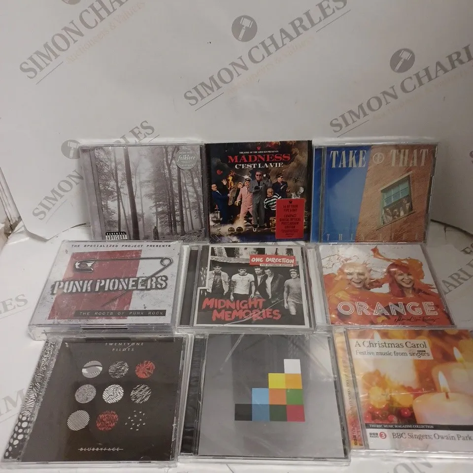 APPROXIMATELY 30 ASSORTED CD ALBUMS TO INCLUDE MADNESS, ONE DIRECTION, TWENTY ONE PILOTS ETC 