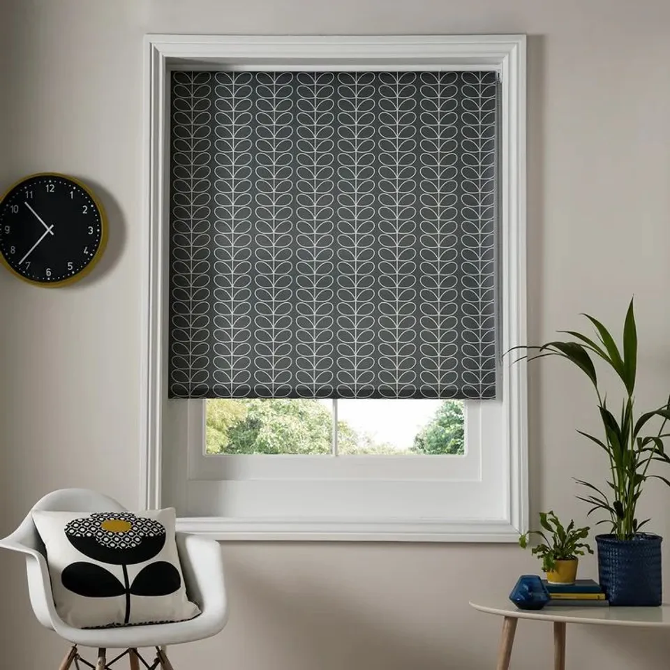LINEAR STEM ROOM DARKENING ROLLER BLIND 