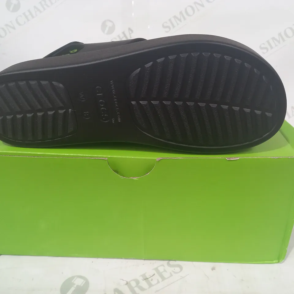 BOXED PAIR OF CROCS BROOKLYN LOW WEDGE OPEN TOE SANDALS IN BLACK UK SIZE 6