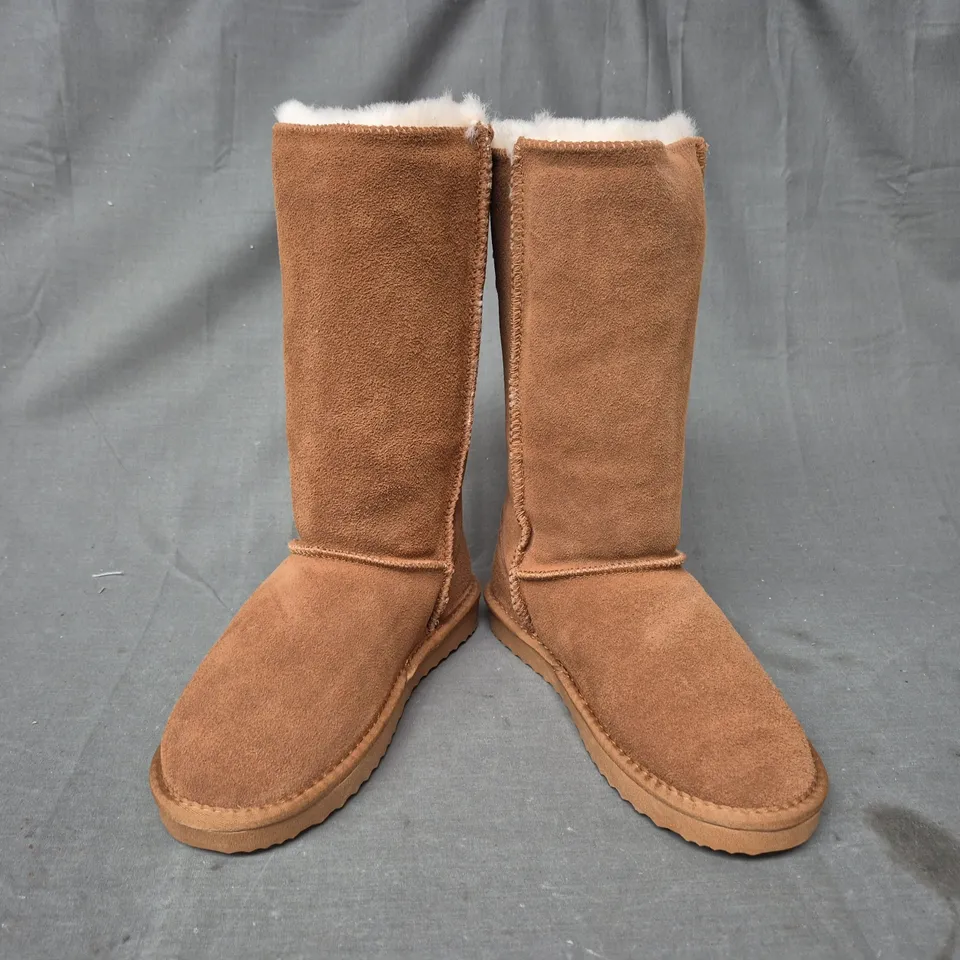 BOXED PAIR OF SNOW FAUX FUR LINED BOOTS IN CHESTNUT UK 4