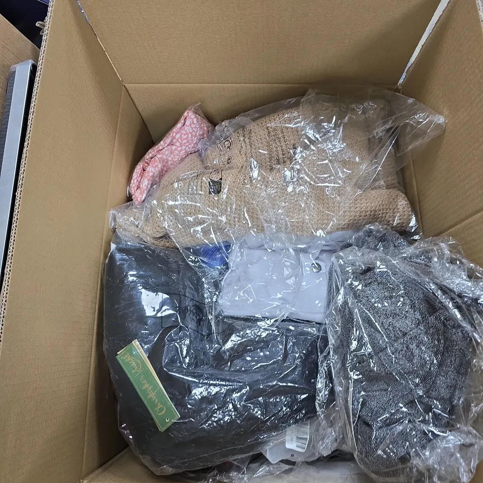 BOX OF APPROXIMATELY 20 ASSORTED CLOTHING ITEMS TO INCLUDE: THREADBARE JUMPER