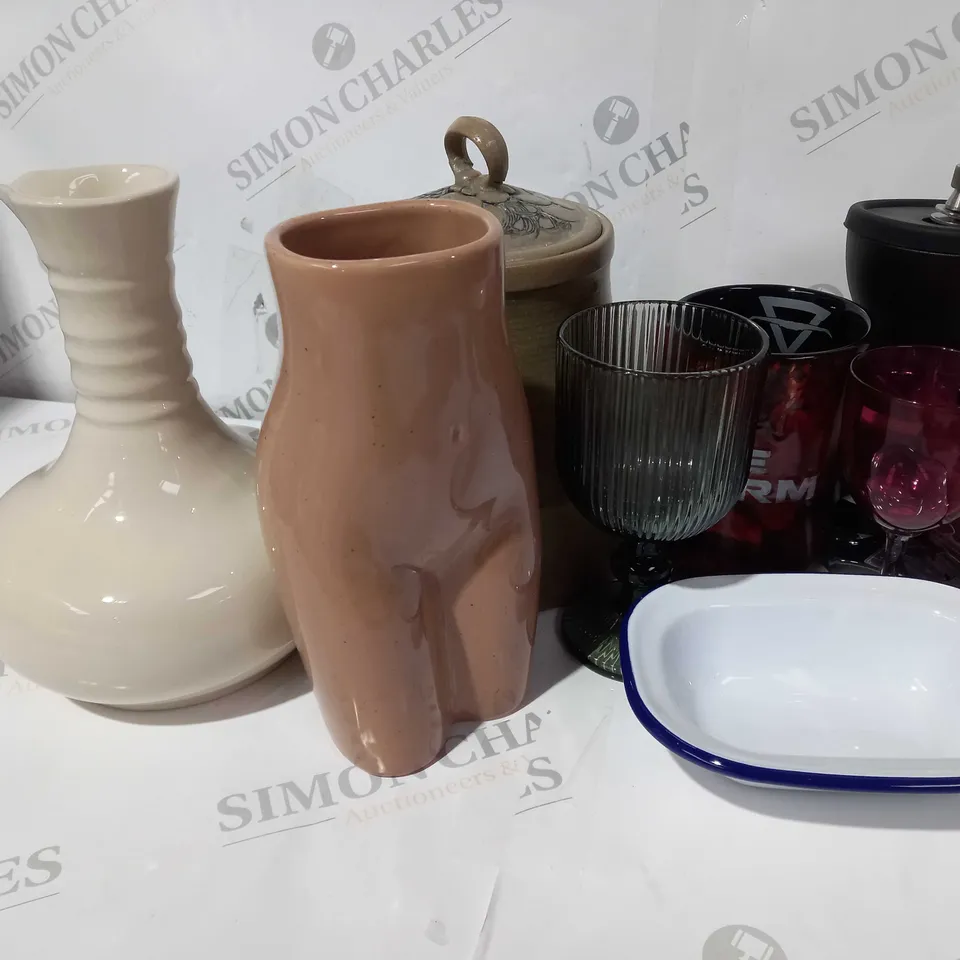 APPROXIMATELY 12 ASSORTED HOUSEHOLD ITEMS TO INCLUDE MUGS, KITCHEN DISHWARE AND DECOR PIECES - COLLECTION ONLY