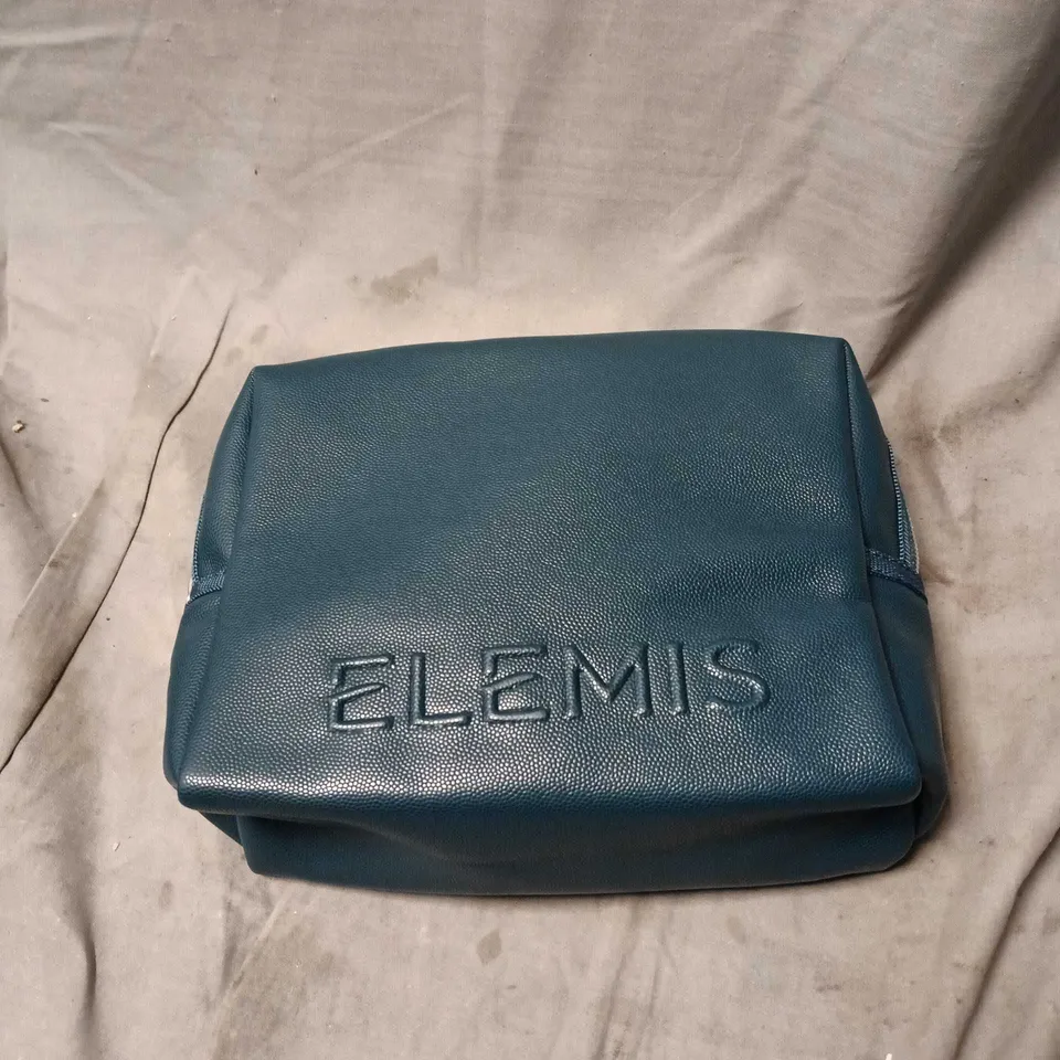 ELEMIS LONDON AWAY FOR THE HOLIDAYS MEN'S SKINCARE KIT – BOXED