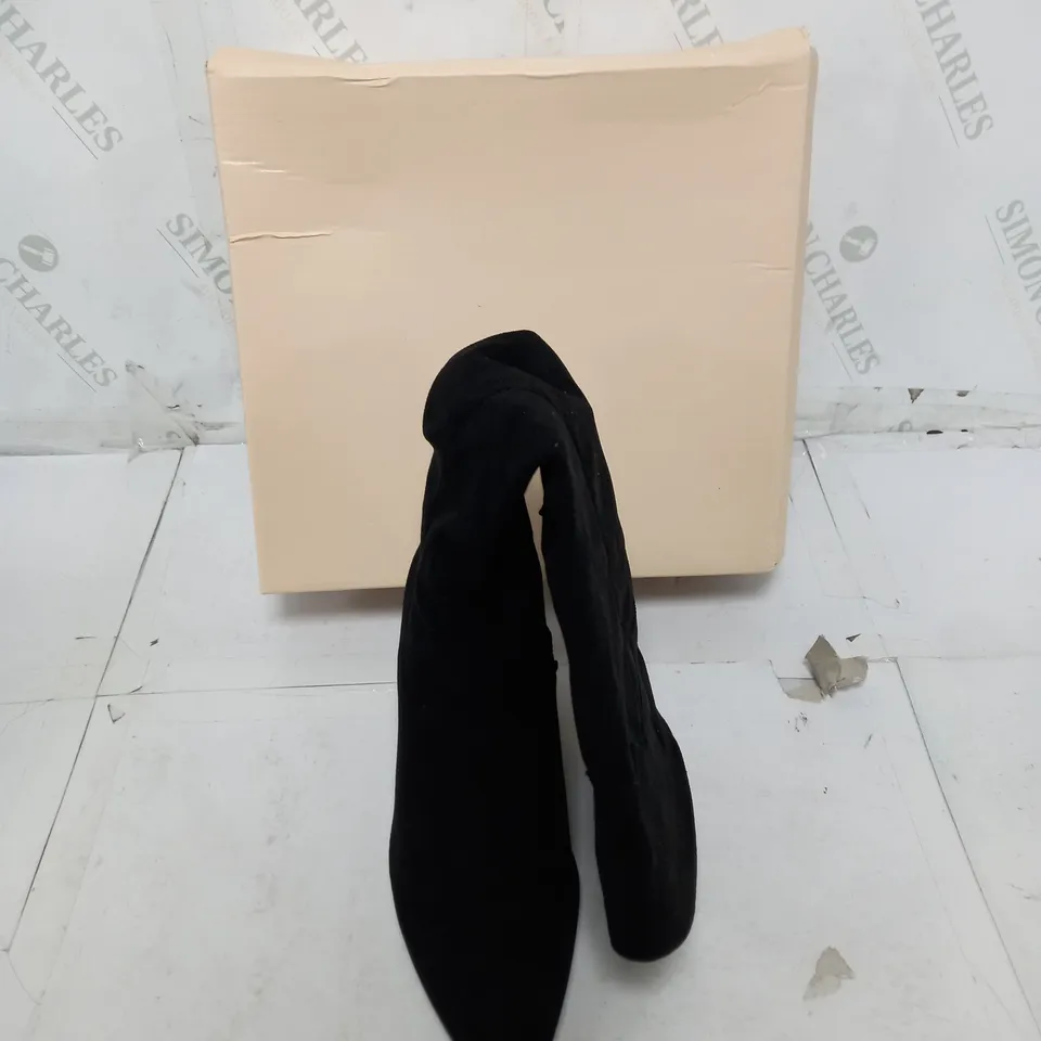 BOXED PAIR OF KNEE HIGH ZIP BLACK BOOTS SIZE 37