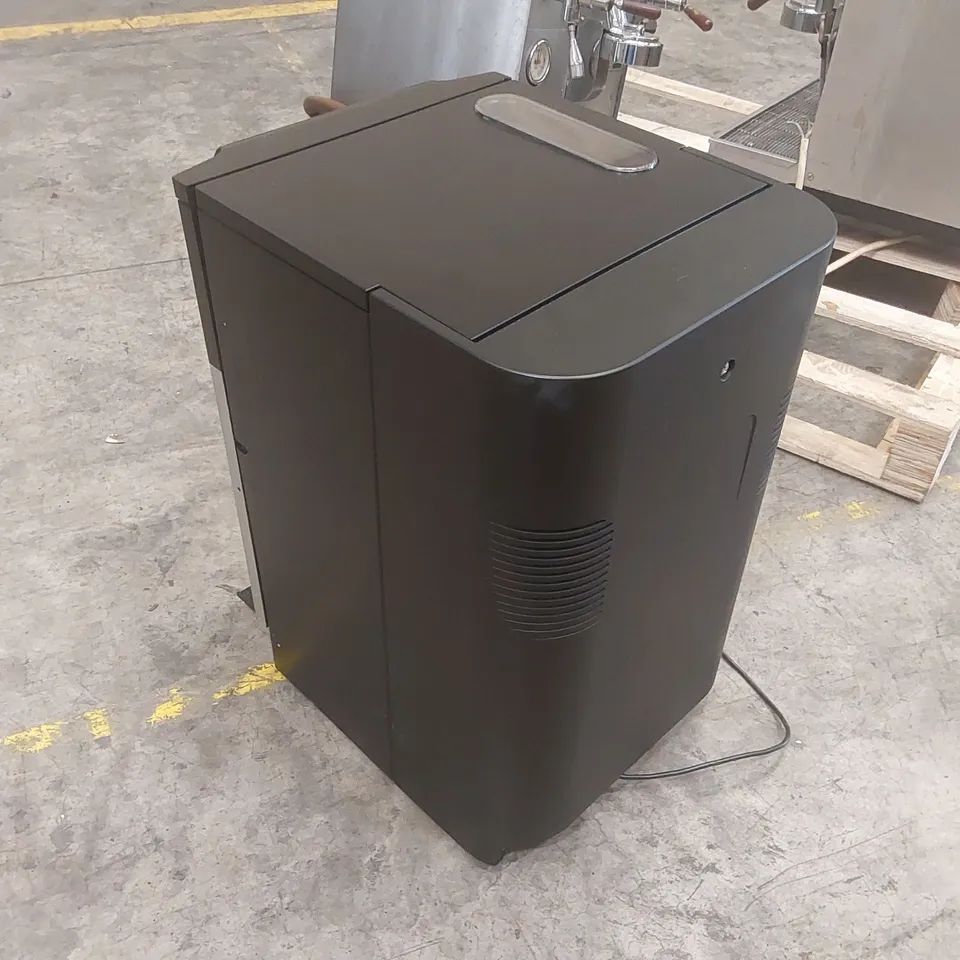 COMMERCIAL COFFEE MACHINE